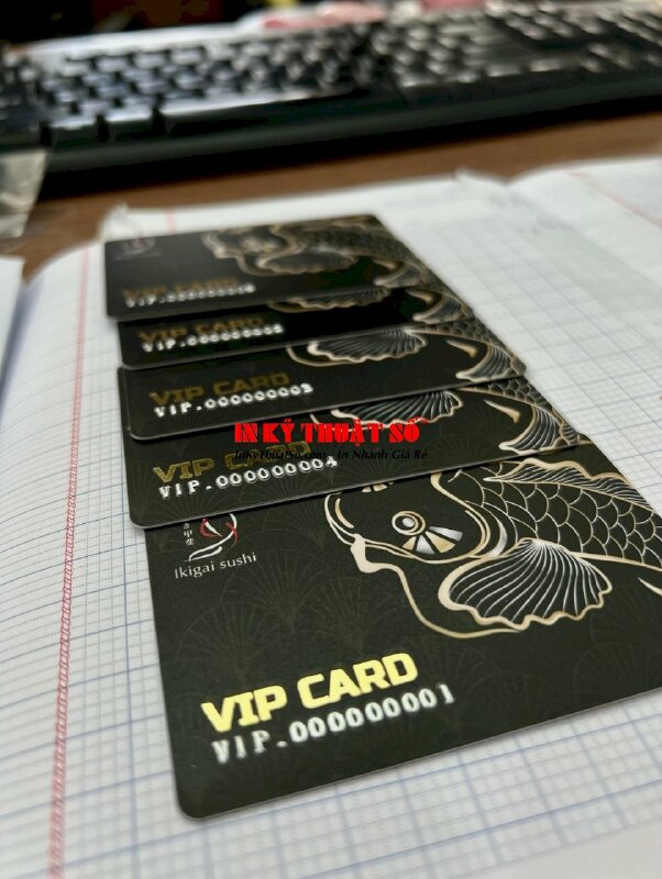 In thẻ VIP nhà hàng Sushi Nhật, in thẻ nhựa cao cấp ép kim, dập nổi, đánh sổ nhảy - INKTS876
