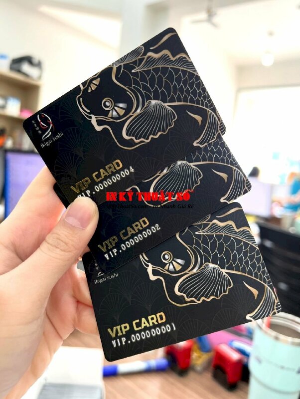 In thẻ VIP nhà hàng Sushi Nhật, in thẻ nhựa cao cấp ép kim, dập nổi, đánh sổ nhảy - INKTS876