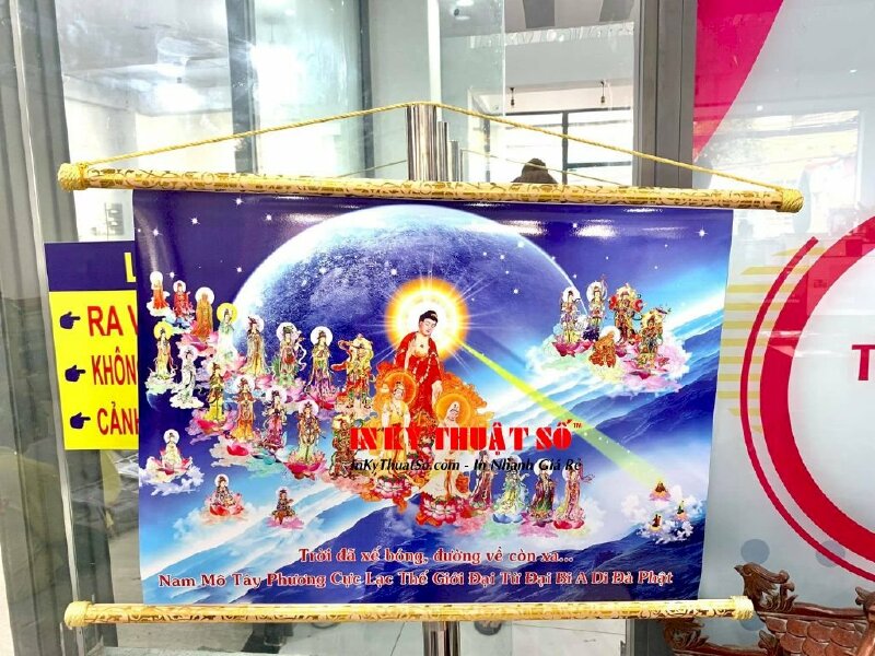 In tranh Nam Mô Tây Phương Cực Lạc Thế Giới Đại Từ Đại Bi A Di Đà Phật, tranh in PP dầu bóng nẹp gỗ hoa văn 2 đầu - INKTS3252