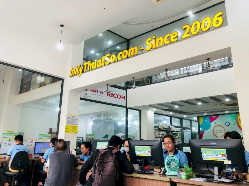 Nhân viên thiết kế hỗ trợ bạn trong kiểm tra file đặt in cùng thiết kế nhanh (tính phí) mẫu in cho bạn