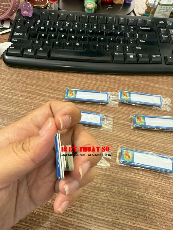 In bảng tên nhân viên văn phòng, bảng tên nhựa đổ keo gắn nam châm, có khe thay đổi tên nhân viên - INKTS3291