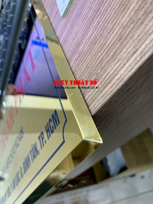 In biển tên công ty bằng inox 304 vàng gold in UV lót trắng - INKTS809