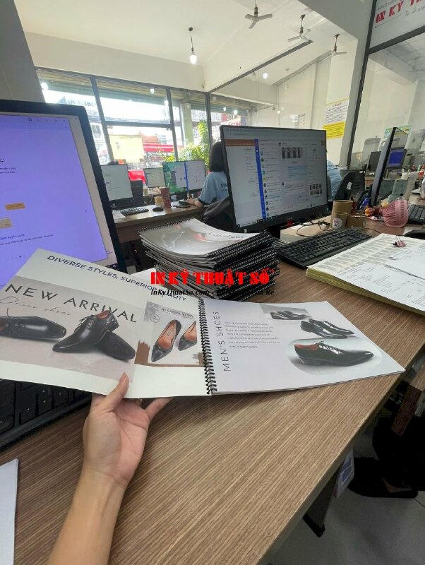 In quyển tài liệu quảng cáo bằng tiếng Anh, catalogue giới thiệu sản phẩm giày da nam - INKTS3295