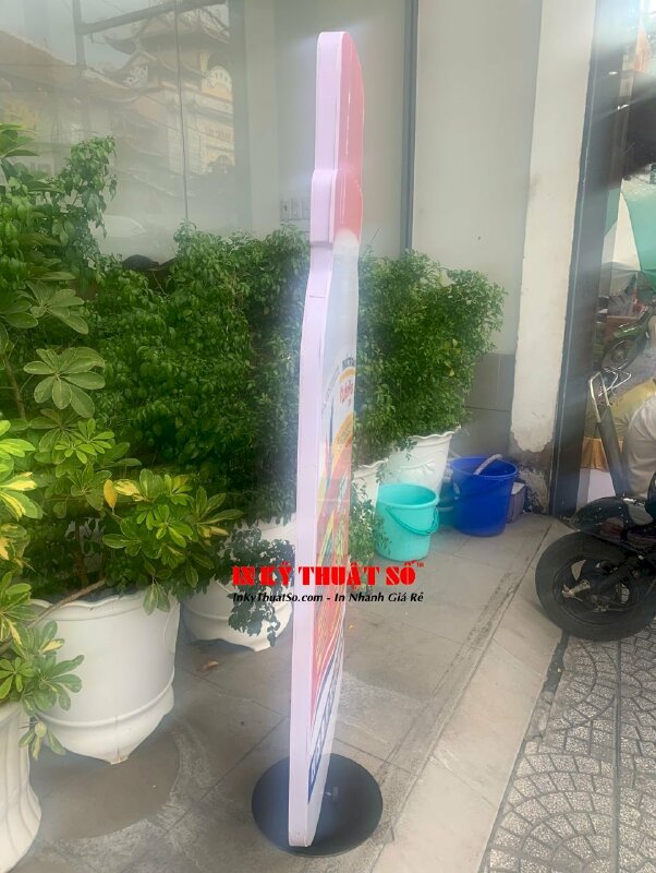 In standee PP dầu cán bóng, formex 5 li, viền formex gắn chân mâm tròn - INKTS339