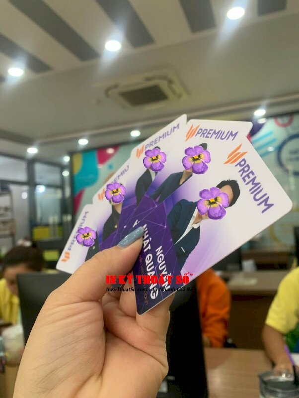In thẻ nhân viên văn phòng dạng dọc, thẻ nhựa in hình nhân viên mặt trước, mặt sau in mã QRcode - INKTS3277