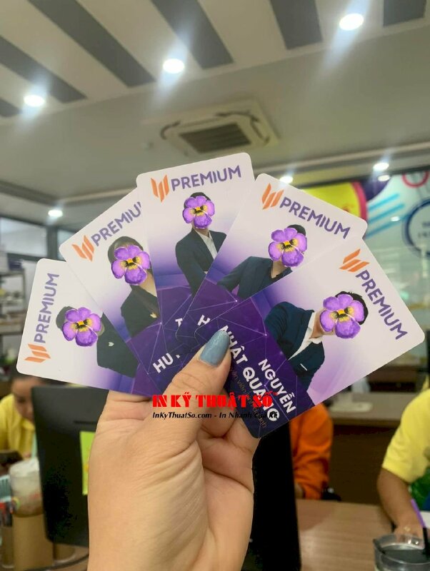 In thẻ nhân viên văn phòng dạng dọc, thẻ nhựa in hình nhân viên mặt trước, mặt sau in mã QRcode - INKTS3277