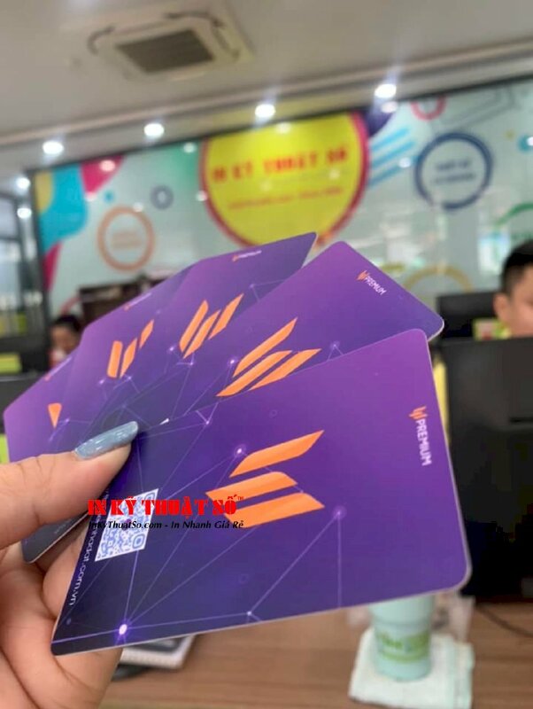 In thẻ nhân viên văn phòng dạng dọc, thẻ nhựa in hình nhân viên mặt trước, mặt sau in mã QRcode - INKTS3277