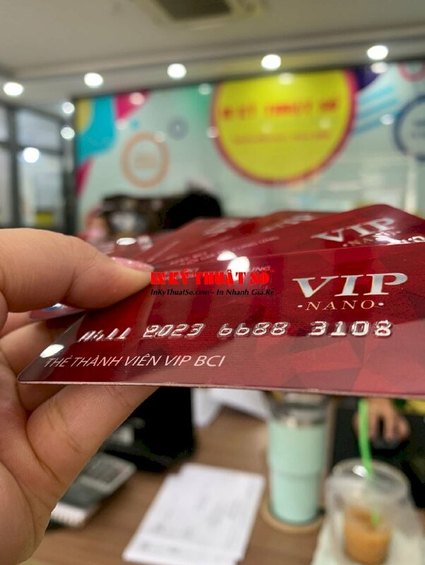 In thẻ thành viên VIP Hội liên hiệp thương mại, thẻ nhựa chuẩn ngân hàng, ép nhũ, dập nổi đánh số nhảy - INKTS916