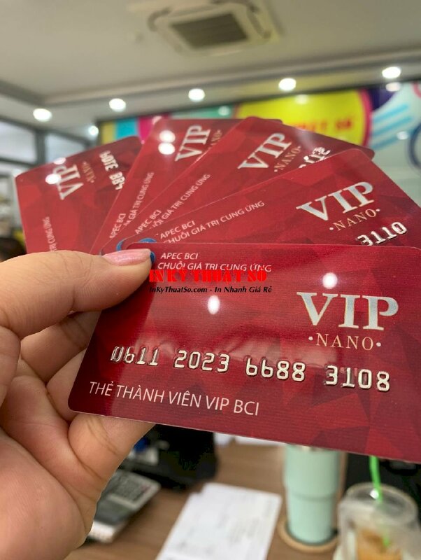 In thẻ thành viên VIP Hội liên hiệp thương mại, thẻ nhựa chuẩn ngân hàng, ép nhũ, dập nổi đánh số nhảy - INKTS916