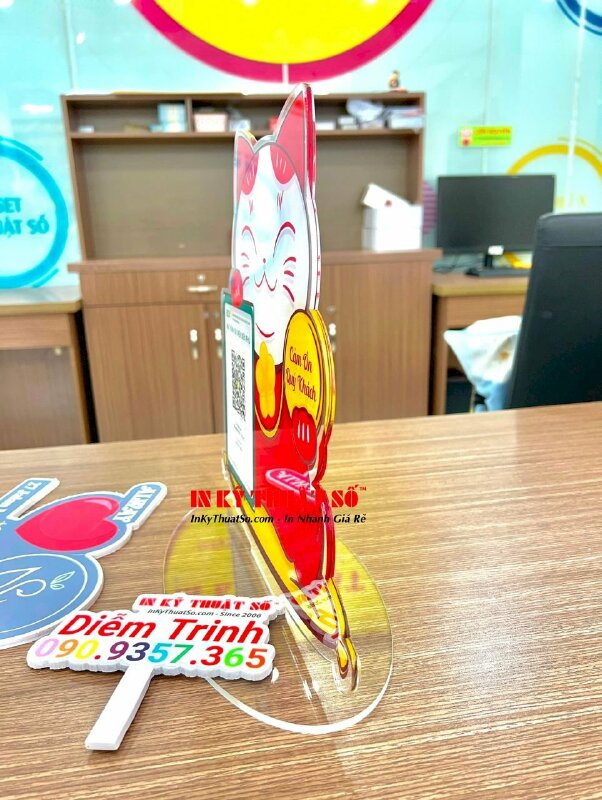 Standee hình mèo thần tài in mã QR chuyển khoản Mica trong in UV bền màu - INKTS638