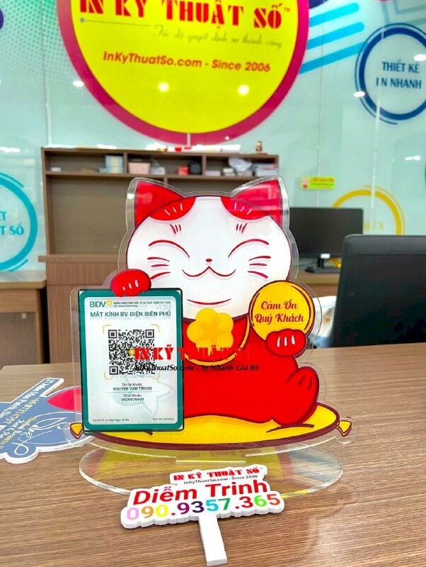Standee hình mèo thần tài in mã QR chuyển khoản Mica trong in UV bền màu - INKTS638