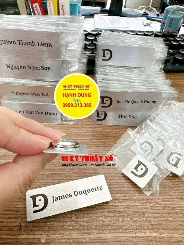 In bảng tên nhân viên & huy hiệu logo công ty in UV inox xước gắn nam châm cài áo - INKTS1163