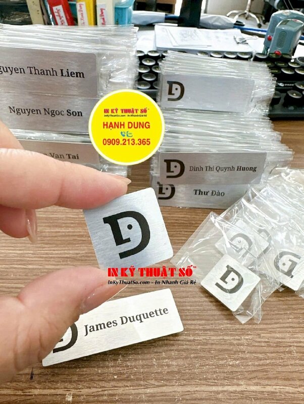 In bảng tên nhân viên & huy hiệu logo công ty in UV inox xước gắn nam châm cài áo - INKTS1163