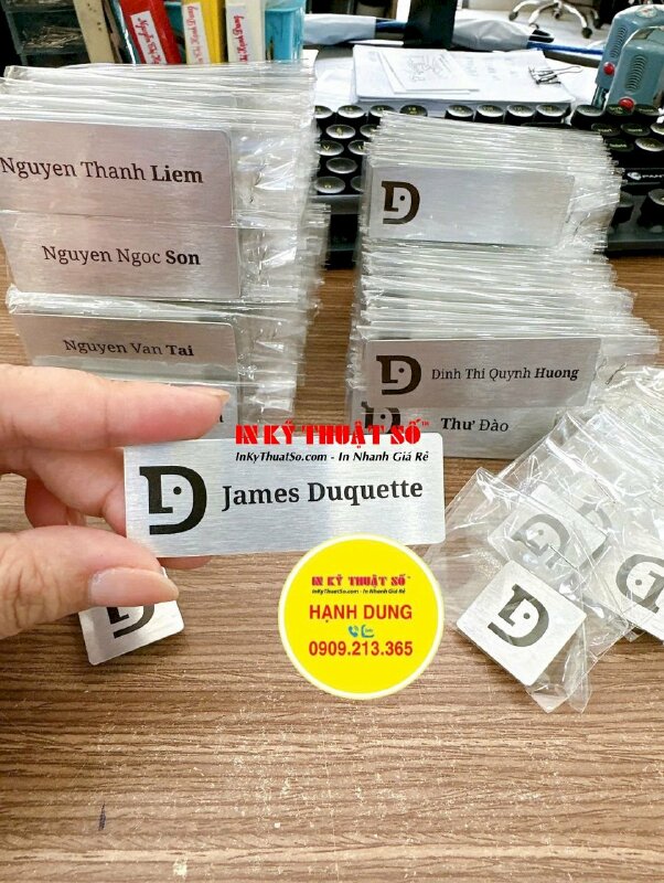 In bảng tên nhân viên & huy hiệu logo công ty in UV inox xước gắn nam châm cài áo - INKTS1163