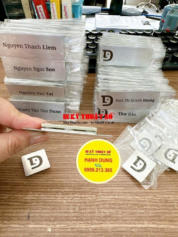 In bảng tên nhân viên & huy hiệu logo công ty in UV inox xước gắn nam châm cài áo - INKTS1163