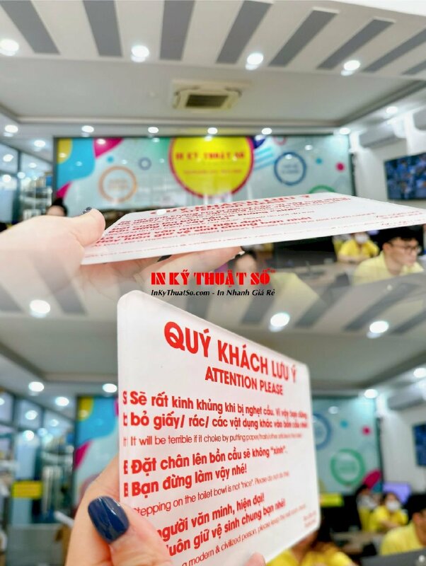 In bảng thông báo bằng Mica treo tường WC cho nhà hàng Quý khách hàng lưu ý Attention Please song ngữ Việt Anh - INKTS944
