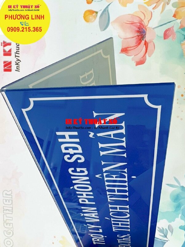 In biển chức danh Mica chữ A để bàn Trợ lý văn phòng Sau đại học - INKTS1291