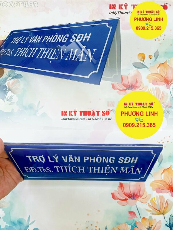 In biển chức danh Mica chữ A để bàn Trợ lý văn phòng Sau đại học - INKTS1291