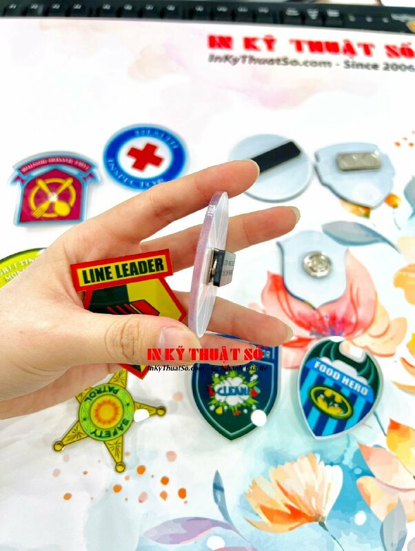 In huy hiệu mica trong, làm huy hiệu nam châm in hình theo yêu cầu - INKTS864