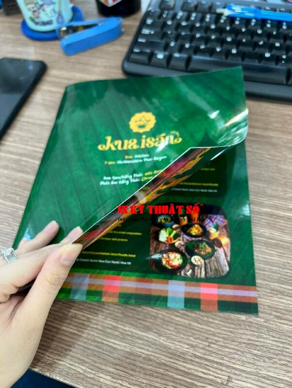 In menu nhà hàng Thái Lan, menu giấy cán bóng, đóng kim giữa - INKTS327