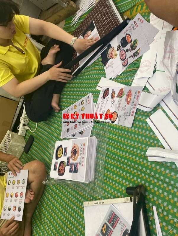 In menu nhựa nhà hàng Hàn Quốc, đóng gáy lò xo đen dễ dàng lật mở từng trang, chống thấm nước - INKTS905