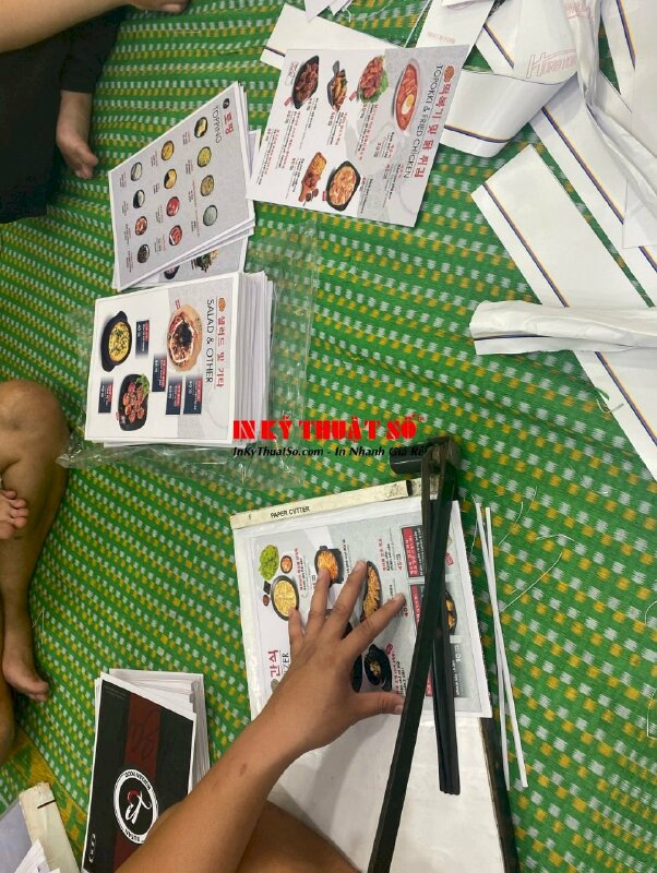 In menu nhựa nhà hàng Hàn Quốc, đóng gáy lò xo đen dễ dàng lật mở từng trang, chống thấm nước - INKTS905