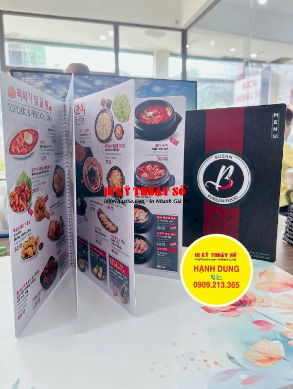 In menu nhựa nhà hàng Hàn Quốc, đóng gáy lò xo đen dễ dàng lật mở từng trang, chống thấm nước - INKTS905