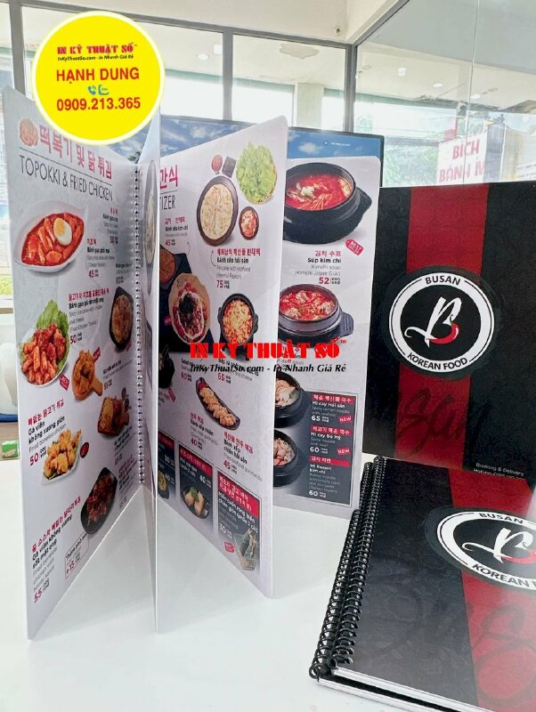 In menu nhựa nhà hàng Hàn Quốc, đóng gáy lò xo đen dễ dàng lật mở từng trang, chống thấm nước - INKTS905