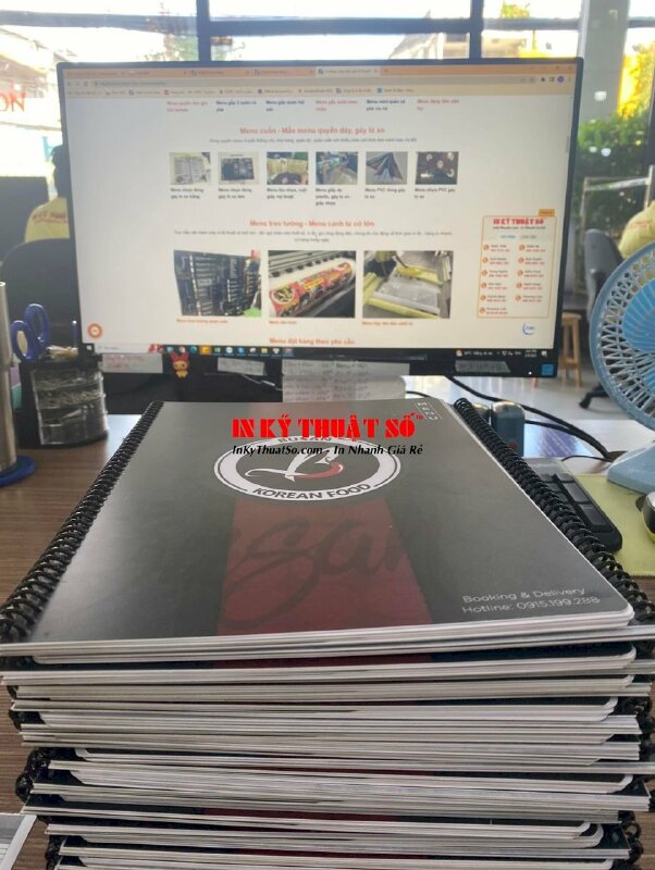In menu nhựa nhà hàng Hàn Quốc, đóng gáy lò xo đen dễ dàng lật mở từng trang, chống thấm nước - INKTS905