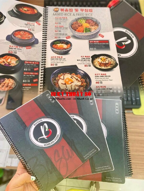 In menu nhựa nhà hàng Hàn Quốc, đóng gáy lò xo đen dễ dàng lật mở từng trang, chống thấm nước - INKTS905