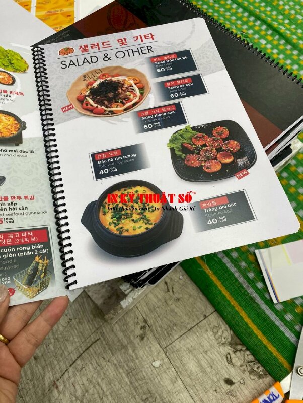 In menu nhựa nhà hàng Hàn Quốc, đóng gáy lò xo đen dễ dàng lật mở từng trang, chống thấm nước - INKTS905