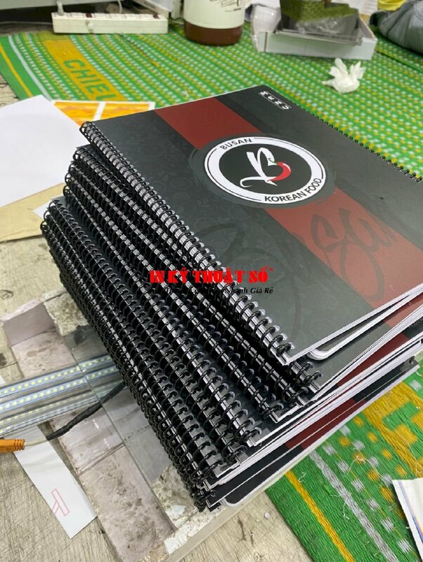 In menu nhựa nhà hàng Hàn Quốc, đóng gáy lò xo đen dễ dàng lật mở từng trang, chống thấm nước - INKTS905