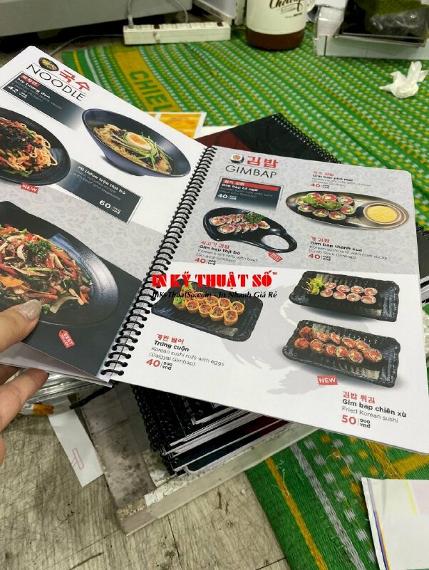 In menu nhựa nhà hàng Hàn Quốc, đóng gáy lò xo đen dễ dàng lật mở từng trang, chống thấm nước - INKTS905