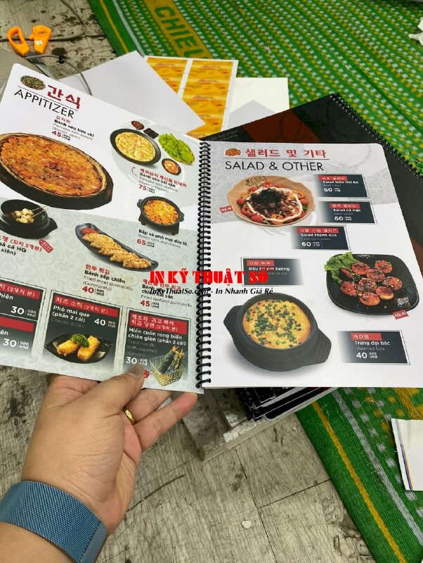 In menu nhựa nhà hàng Hàn Quốc, đóng gáy lò xo đen dễ dàng lật mở từng trang, chống thấm nước - INKTS905