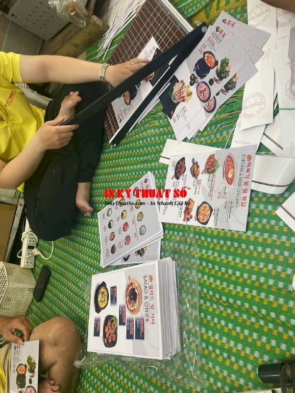In menu nhựa nhà hàng Hàn Quốc, đóng gáy lò xo đen dễ dàng lật mở từng trang, chống thấm nước - INKTS905
