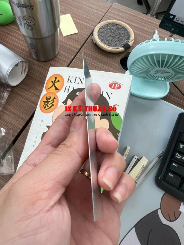 In nhãn kính tặng, nhãn dán quà tặng từ inox nhôm xước vàng chữ đỏ in UV - INKTS698