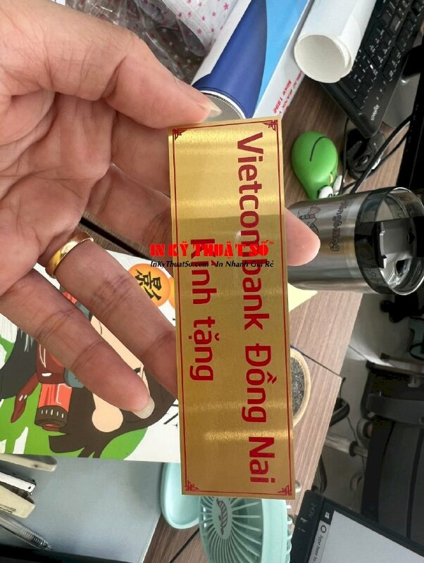 In nhãn kính tặng, nhãn dán quà tặng từ inox nhôm xước vàng chữ đỏ in UV - INKTS698