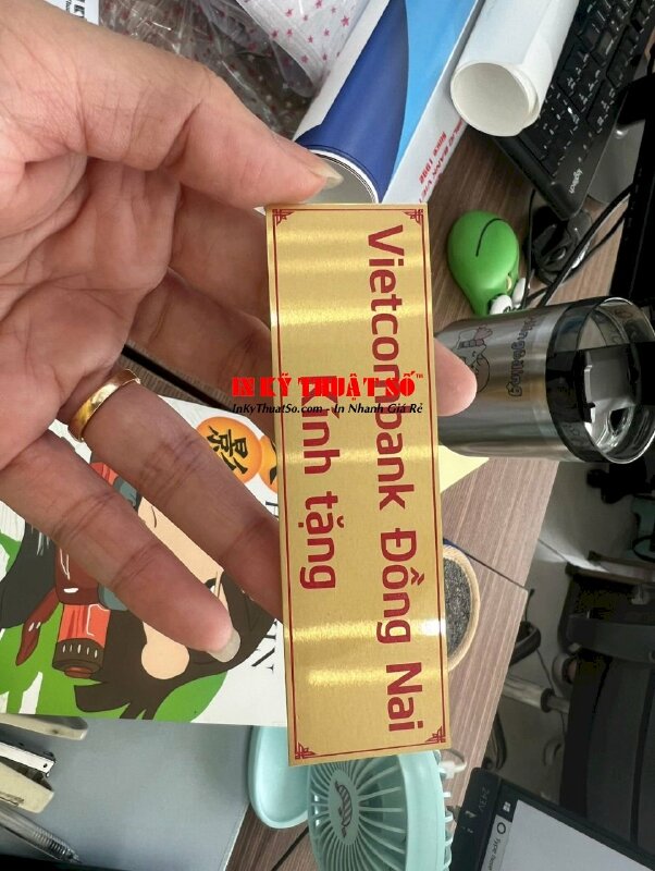 In nhãn kính tặng, nhãn dán quà tặng từ inox nhôm xước vàng chữ đỏ in UV - INKTS698