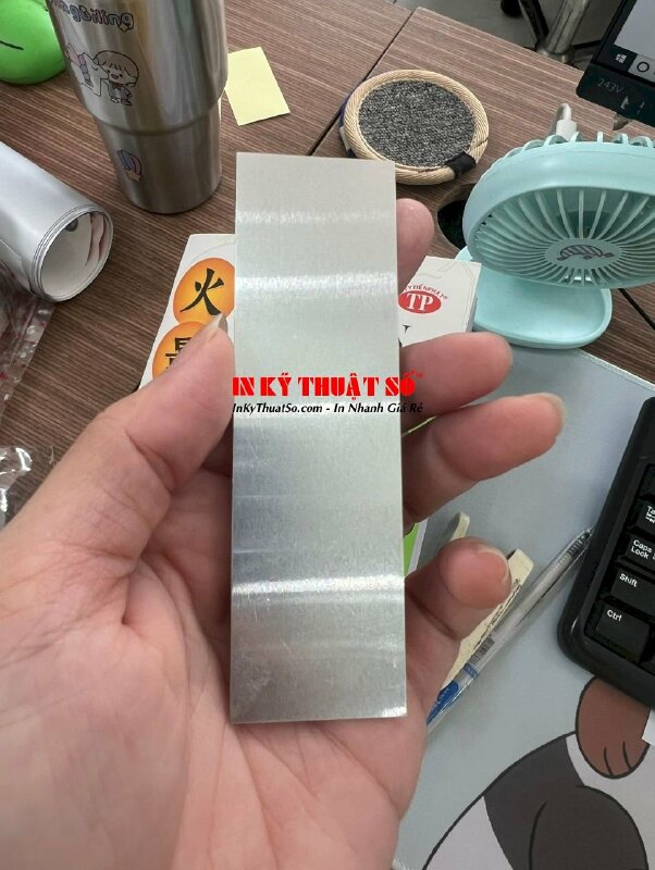 In nhãn kính tặng, nhãn dán quà tặng từ inox nhôm xước vàng chữ đỏ in UV - INKTS698