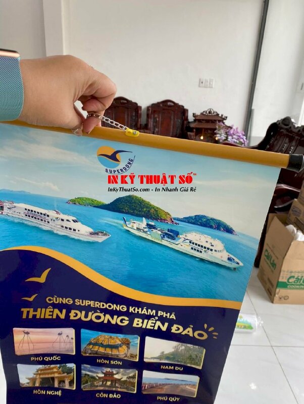 In Poster treo tường dạng lịch 1 tờ từ backlit film, gắn ống sáo nẹp 2 đầu - INKTS1172