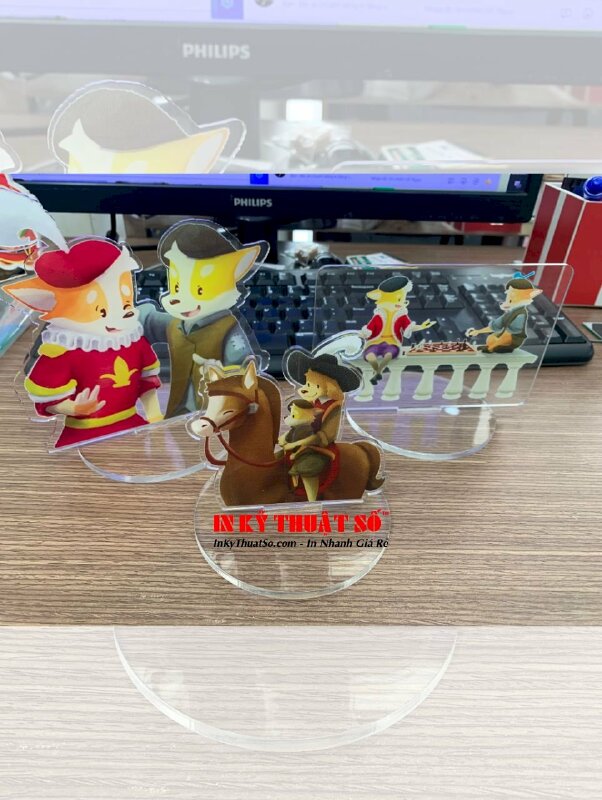 In Standee mica trong để bàn hình ảnh hoạt hình vui nhộn - INKTS424
