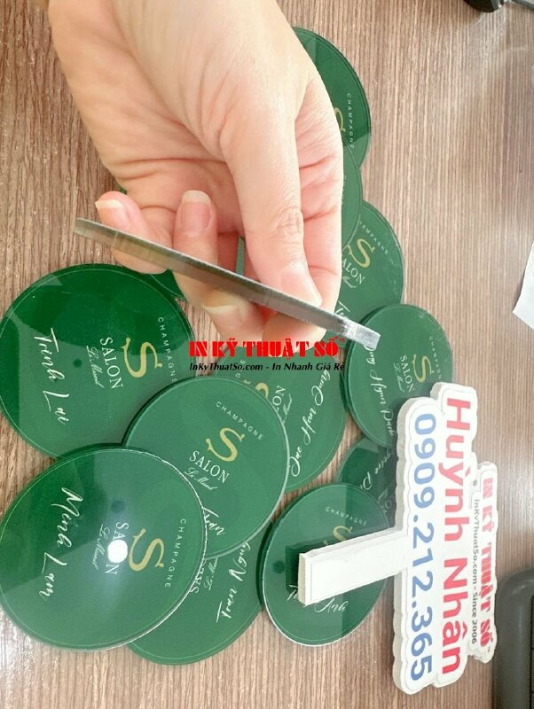 In UV mica tròn đường kính 7cm làm thẻ tên quà tặng - INKTS912