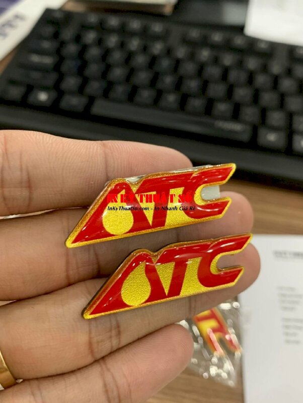 Làm huy hiệu logo công ty cài áo nhựa đổ keo gắn nam châm, gắn ghim cài - INKTS563