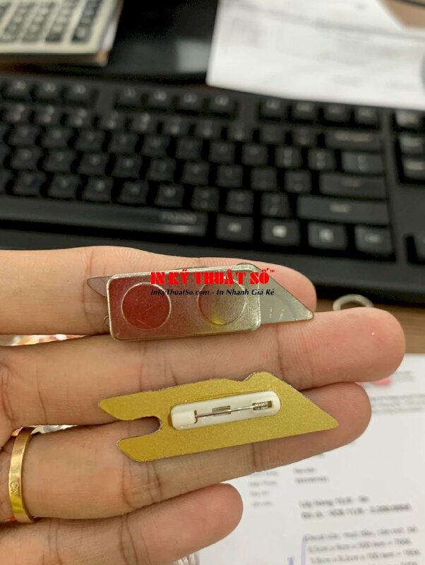 Làm huy hiệu logo công ty cài áo nhựa đổ keo gắn nam châm, gắn ghim cài - INKTS563