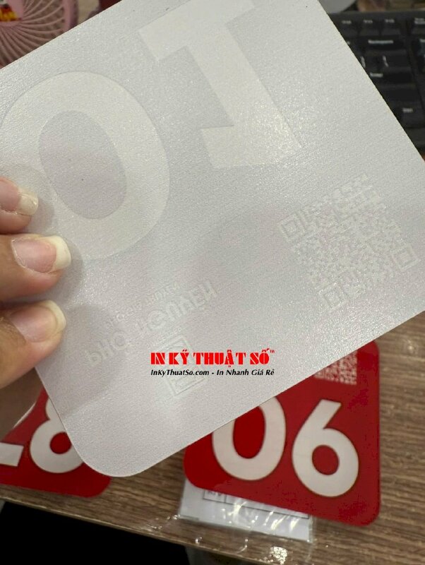 Làm số thứ tự bàn có mã QRcode in UV trong 3li cắt CNC cho quán phở dán bàn, dán tường - INKTS3307