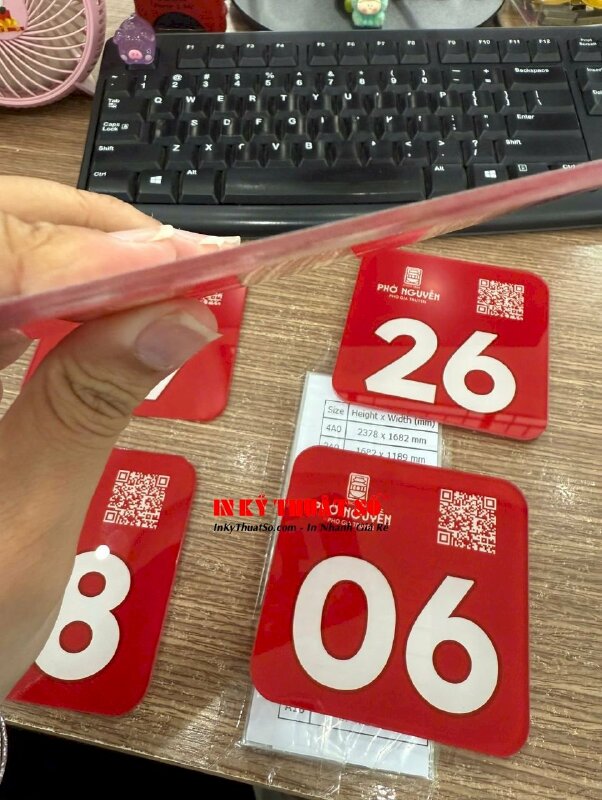Làm số thứ tự bàn có mã QRcode in UV trong 3li cắt CNC cho quán phở dán bàn, dán tường - INKTS3307