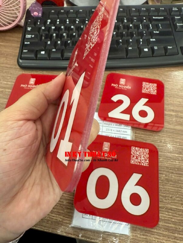 Làm số thứ tự bàn có mã QRcode in UV trong 3li cắt CNC cho quán phở dán bàn, dán tường - INKTS3307