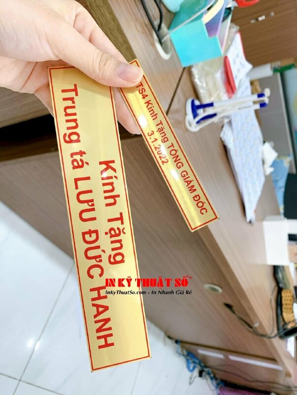 Làm thẻ nhãn Kính Tặng chữ đỏ nền vàng, in UV trên Mica, đổ keo bóng mặt trước - INKTS1968