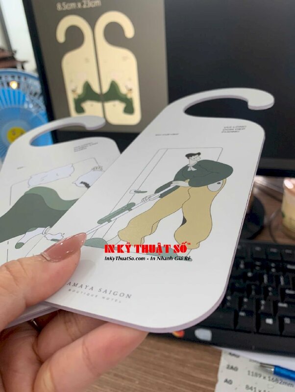 Làm thẻ treo cửa phòng Mica trong 3li dán Decal 2 mặt lên Mica - INKTS3306