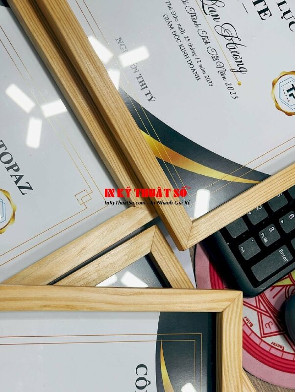 In bằng khen công ty vinh danh Team đã đạt thành tích tốt của năm, lồng sẵn khung gỗ mặt kính - INKTS1132